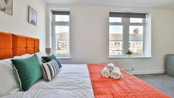 Comfort Apartment, 3 Bedrooms | 3 bedrooms, desk, laptop workspace, soundproofing