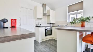 Comfort Apartment, 3 Bedrooms | Private kitchen | Fridge, microwave, oven, stovetop