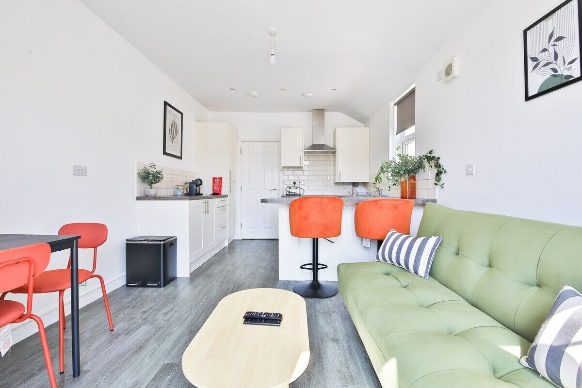 Comfort Apartment, 3 Bedrooms | Living room | 42-inch Smart TV with digital channels