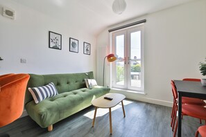 Leilighet – comfort, 3 soverom | Oppholdsområde | En 42-tommers smart-TV med digitale kanaler