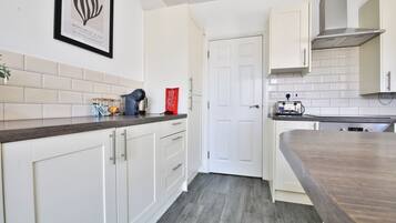 Apartemen Comfort, 3 kamar tidur | Dapur pribadi | Lemari es, microwave, oven, dan kompor