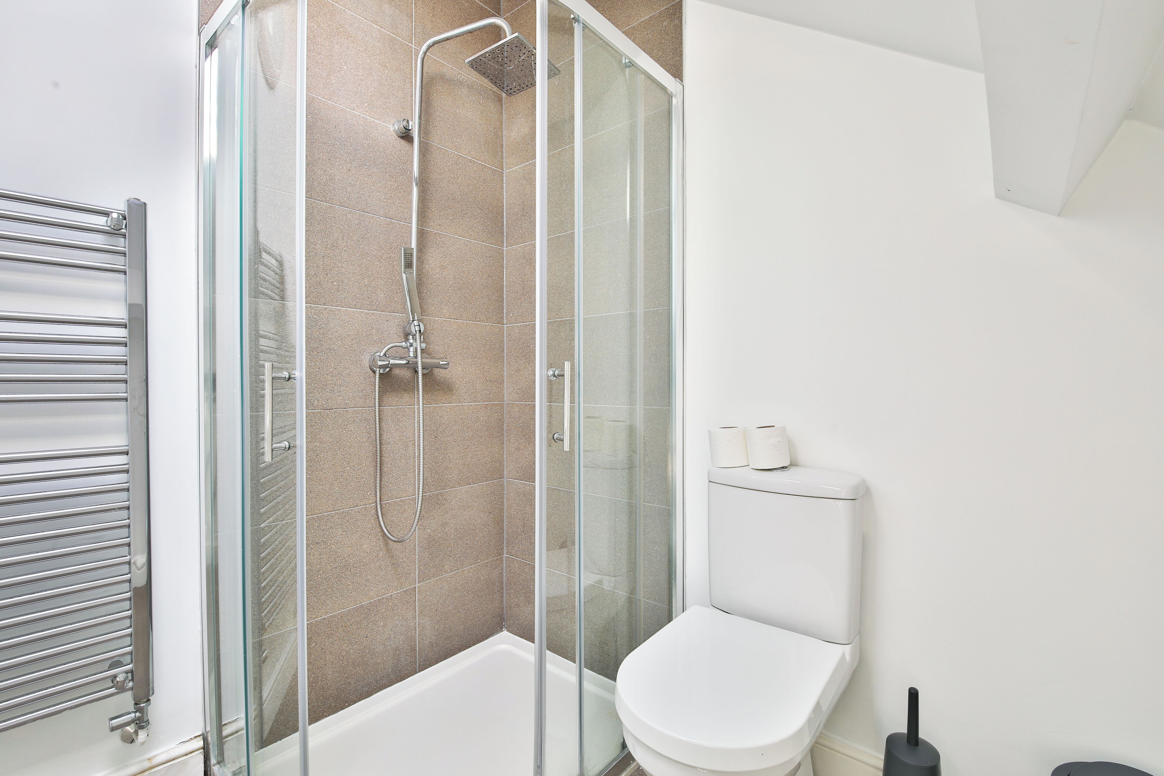 Comfort Apartment, 3 Bedrooms | Bathroom | Shower, free toiletries, hair dryer, towels