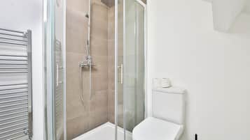 Comfort Apartment, 3 Bedrooms | Bathroom | Shower, free toiletries, hair dryer, towels