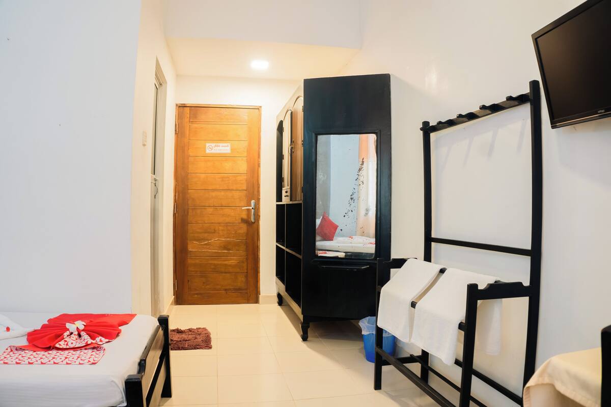 Double or Twin Room | Desk
