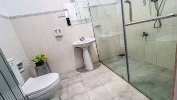 Ducha, toallas, jabón, papel higiénico