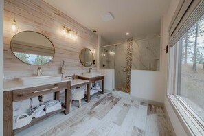 Hus, flere senger, spabadekar, fjellutsikt (Wilderness Club Haven) | Bad | Hårføner og håndklær