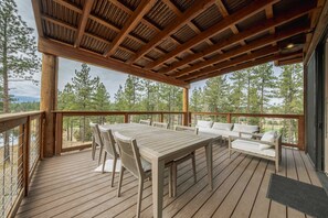 Outdoor dining - Wilderness Club Haven for 12! (Eureka)
