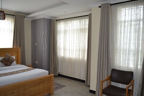 6 bedrooms, iron/ironing board, WiFi, bed sheets