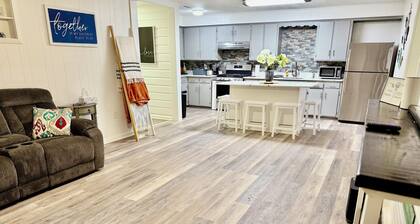 Shady Oak Cozy Getaway - Lake Charles, LA