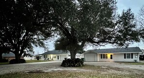 Exterior - Shady Oak Cozy Getaway - Lake Charles, LA (Lake Charles)