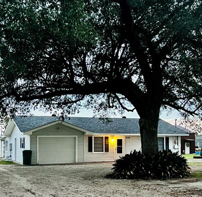 Shady Oak Cozy Getaway - Lake Charles, LA