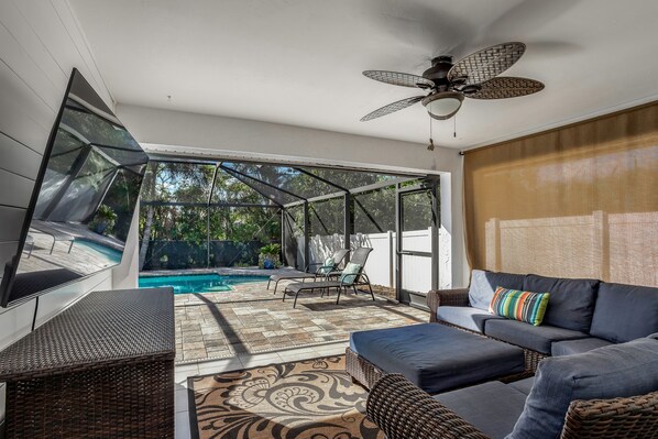 TV - Inviting home with saltwater pool, outdoor dining area, and internet (Naples)