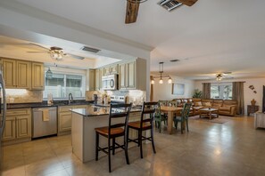 ثلاجة، ميكروويف، فرن، موقد طهي مسطح