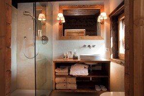 Shower, hair dryer, bidet, towels - Exclusive chalet with private SPA, directly on the ski slope and hiking trails (Trentino-Alto Adige)