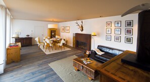 Smart-tv, eldstad, dvd-spelare och böcker