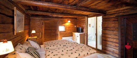 3 bedrooms, iron/ironing board, travel cot, free WiFi