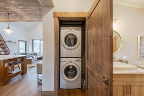 Ferienhütte, Mehrere Betten, Whirlpool, Bergblick (Wilderness Club Hideaway) | Innenbereich
