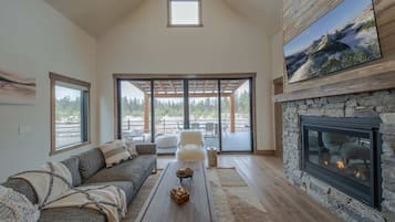 Cabin, nhiều giường, bồn tắm nước nóng, quang cảnh núi (Wilderness Club Hideaway) | Khu phòng khách | TV màn hình phẳng 50-inch có truyền hình kỹ thuật số, lò sưởi