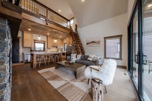 Cabaña, varias camas, bañera de hidromasaje, vistas a la montaña (Wilderness Club Hideaway) | Zona de estar | Televisión de pantalla plana de 50 pulgadas con canales digitales