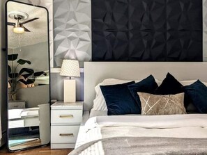 1 makuuhuone, työpöytä, silitysrauta/-lauta, vauvan matkasänky