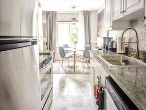Fridge, microwave, oven, stovetop - Convention Cntr 1BD 1BA Pike Pl (Seattle)