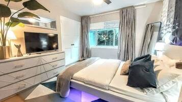 1 Schlafzimmer, Schreibtisch, Bügeleisen/Bügelbrett, Reisekinderbett