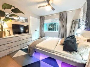 1 chambre, bureau, fer et planche à repasser, lit parapluie