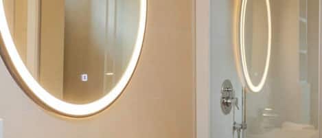 Dusche, Haartrockner, Bidet, HandtĂŒcher