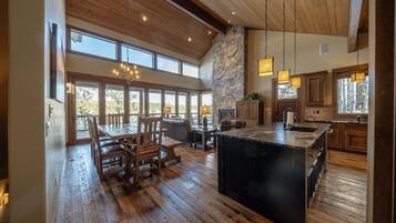 House, Multiple Beds, Hot Tub, Mountain View (Wilderness Club Lakefront Lodge) | Interior