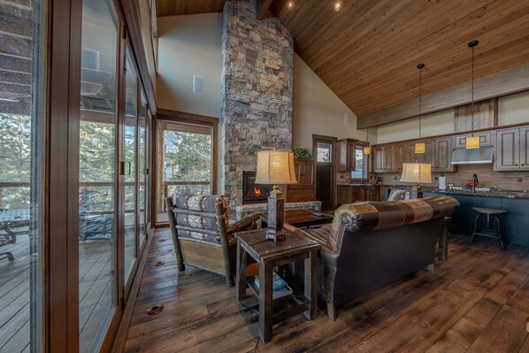 Talo, useita sänkyjä, poreamme, vuoristonäköala (Wilderness Club Lakefront Lodge) | Sisätilat