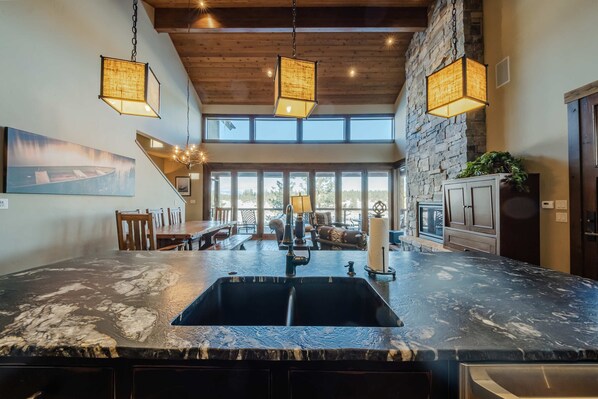 House, Multiple Beds, Hot Tub, Mountain View (Wilderness Club Lakefront Lodge) | Interior