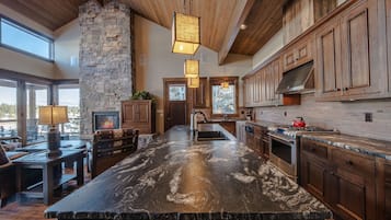 Rumah, Beberapa Tempat Tidur, hot tub, pemandangan gunung (Wilderness Club Lakefront Lodge) | Dapur pribadi | Lemari es, microwave, oven, dan kompor