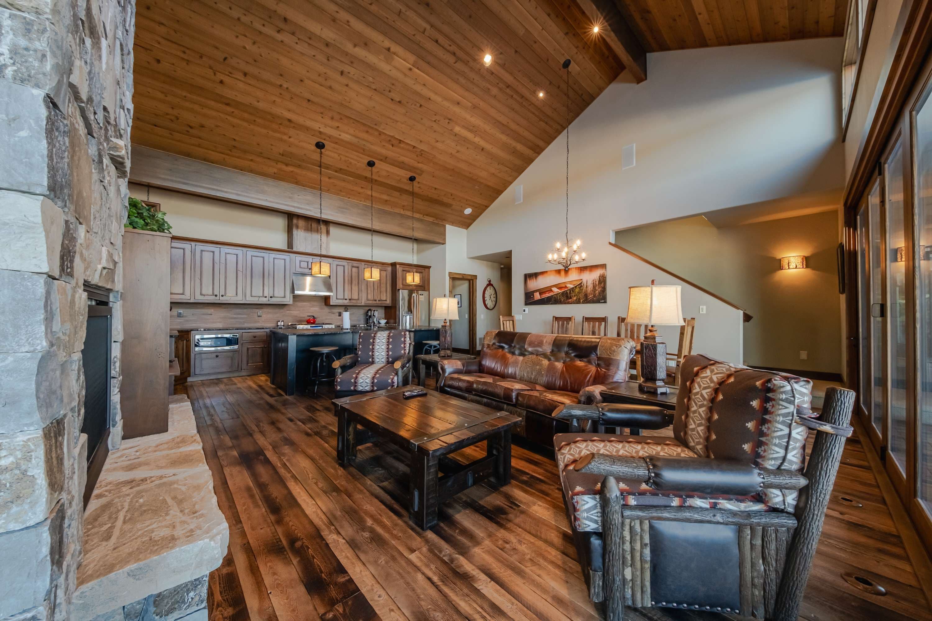 Huis, meerdere bedden, hot tub, uitzicht op bergen (Wilderness Club Lakefront Lodge) | Woonruimte | Een 42-inch flatscreentelevisie met digitale zenders en een open haard