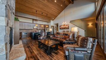 Huis, meerdere bedden, hot tub, uitzicht op bergen (Wilderness Club Lakefront Lodge) | Woonruimte | Een 42-inch flatscreentelevisie met digitale zenders en een open haard