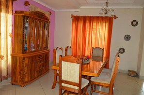 Kamar Triple Keluarga, pemandangan kebun | Makan di kamar