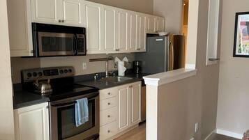 冰箱、微波炉、烤箱、炉灶