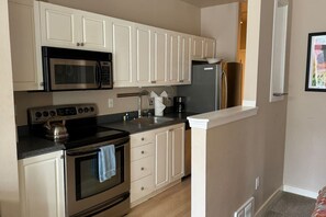 Køleskab, mikrobølgeovn, ovn, kogeplade