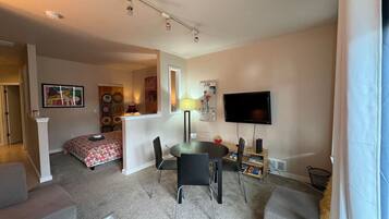 1 多间卧室、熨斗/熨衣板、WiFi、床单