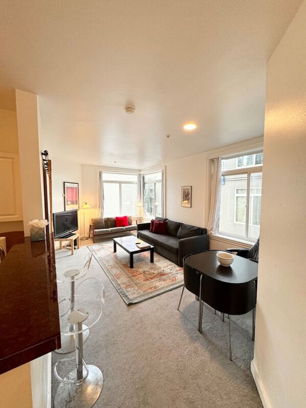 TV - 2 Bedroom w/ Water View, Gym, Pool + Free Parking (Seattle)