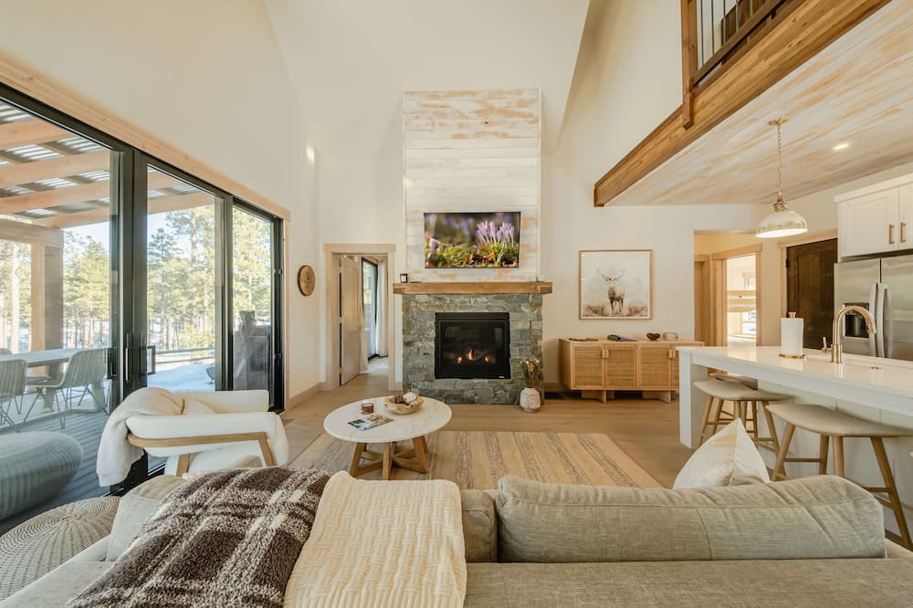 Wilderness Club Nest Modern Cabin Retreat for 9 w/ Hot Tub - Rexford, MT