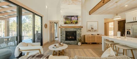 Casa, varias camas, hidromasaje, vista a la montaña (Wilderness Club Nest) | Área de sala de estar | Televisión de pantalla plana de 50 pulgadas con canales digitales