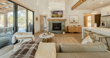 Wilderness Club Nest Modern Cabin Retreat for 9 w/ Hot Tub