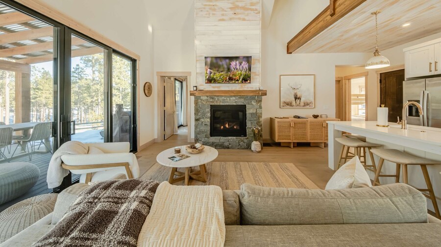 Wilderness Club Nest Modern Cabin Retreat for 9 w/ Hot Tub