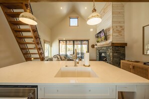 Huis, Meerdere bedden, bubbelbad, uitzicht op bergen (Wilderness Club Nest) | Interieur