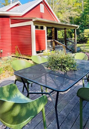 Outdoor dining - Spindle Hill Farm’s School House ~ EV/ pond on 50 acres with Mountain Views (Nellysford)