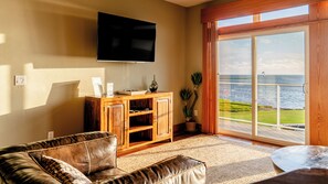 Smart TV - Waterfront 3-Bedroom, 2.5-Bathroom Penthouse Suite at REAL Watersports (Waves)