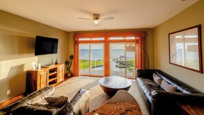 Smart TV - Waterfront 3-Bedroom, 2.5-Bathroom Penthouse Suite at REAL Watersports (Waves)