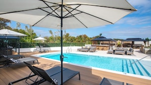 Outdoor pool, open 7:00 AM to 11:00 PM, pool umbrellas, pool loungers - Hillcrest Boutique Hotel (Town of St. George)