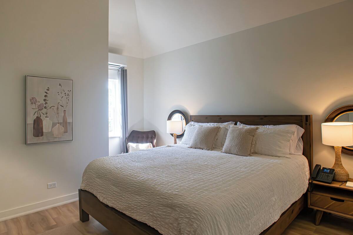 Deluxe Double Room, 1 King Bed | 1 bedroom, in-room safe, free WiFi