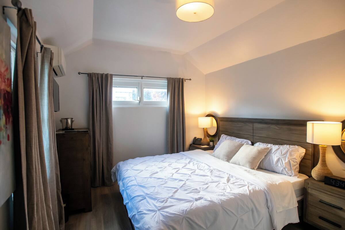 Cottage, 1 King Bed, Patio, Garden View | 1 bedroom, in-room safe, free WiFi